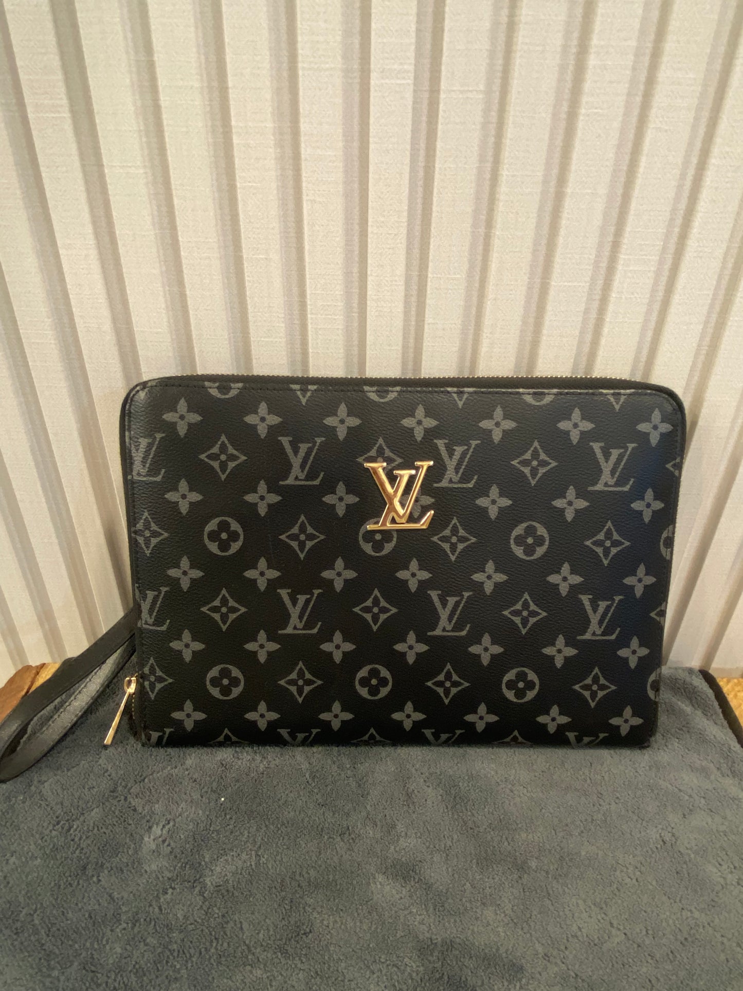 LV black 2