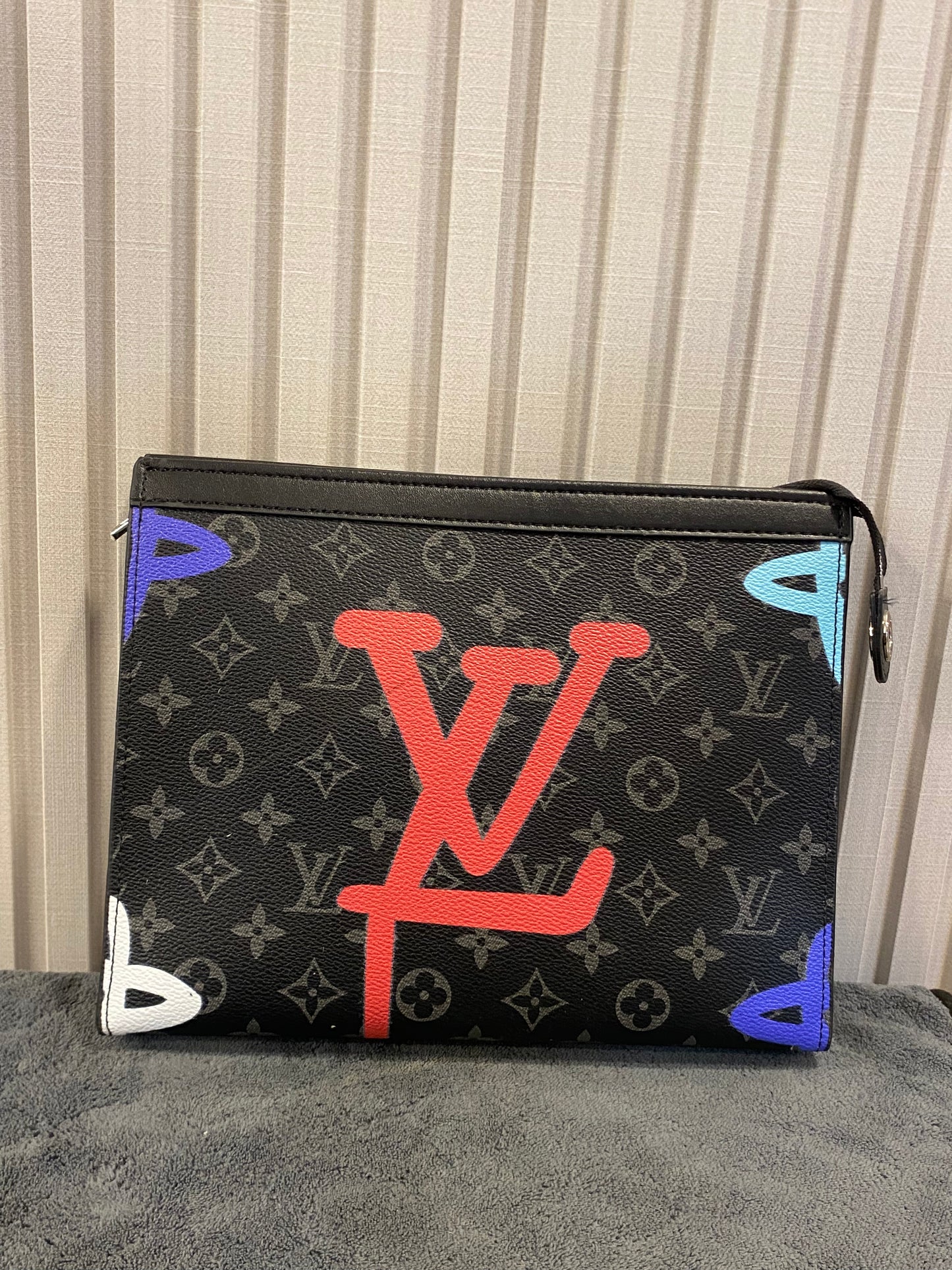 LV orange logo