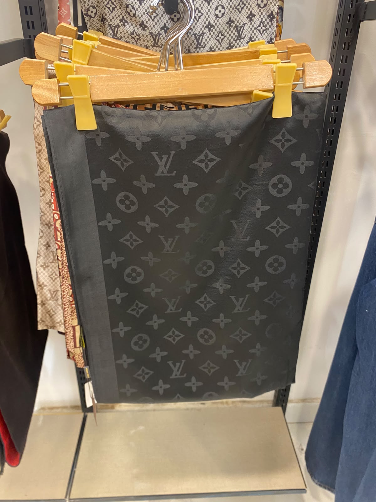 LV black 401