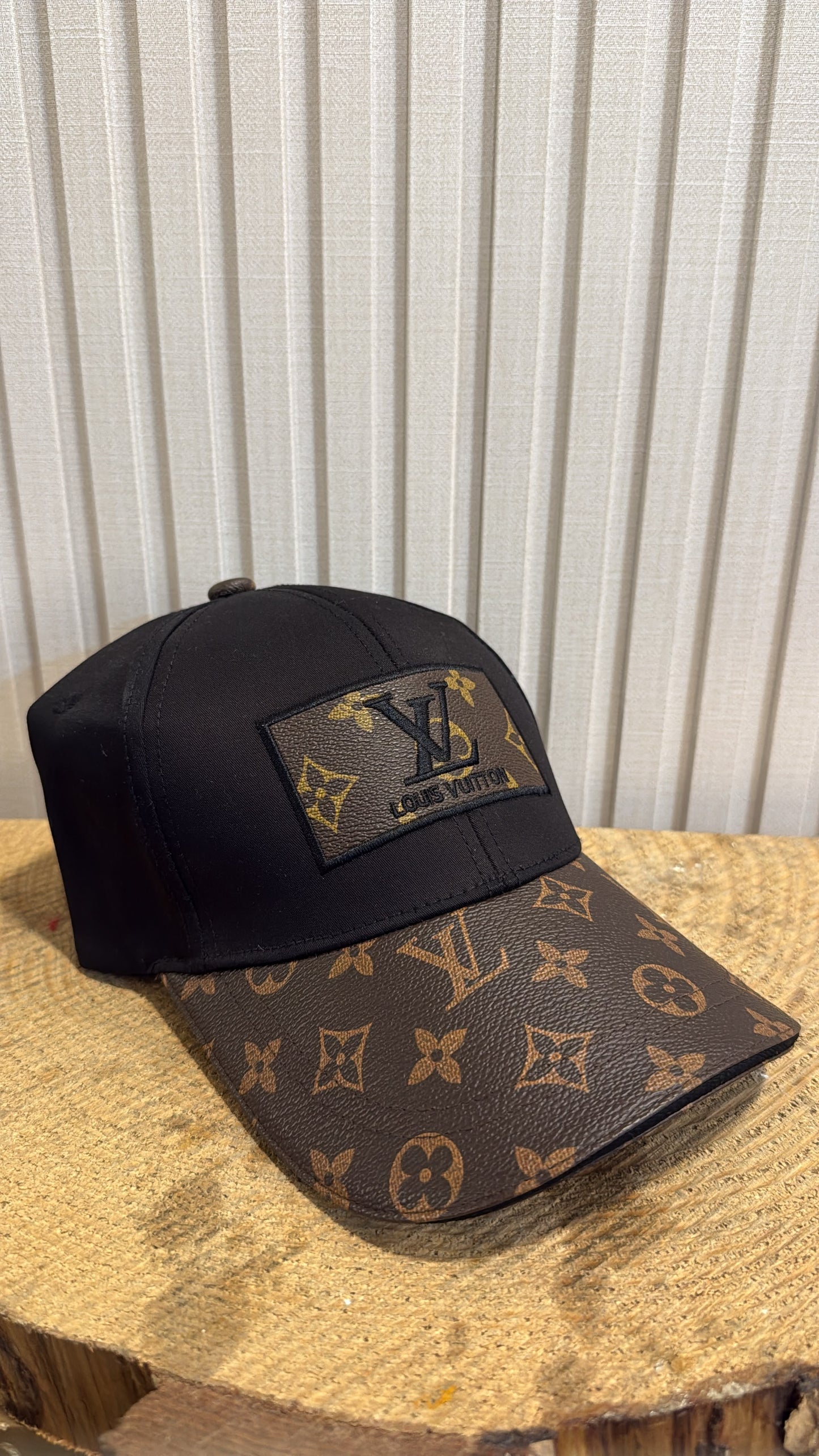 LV b.b cap