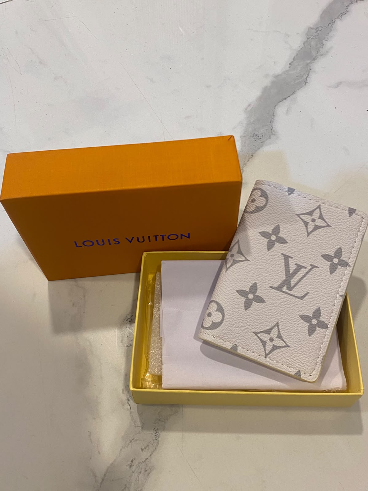 LV white f 707