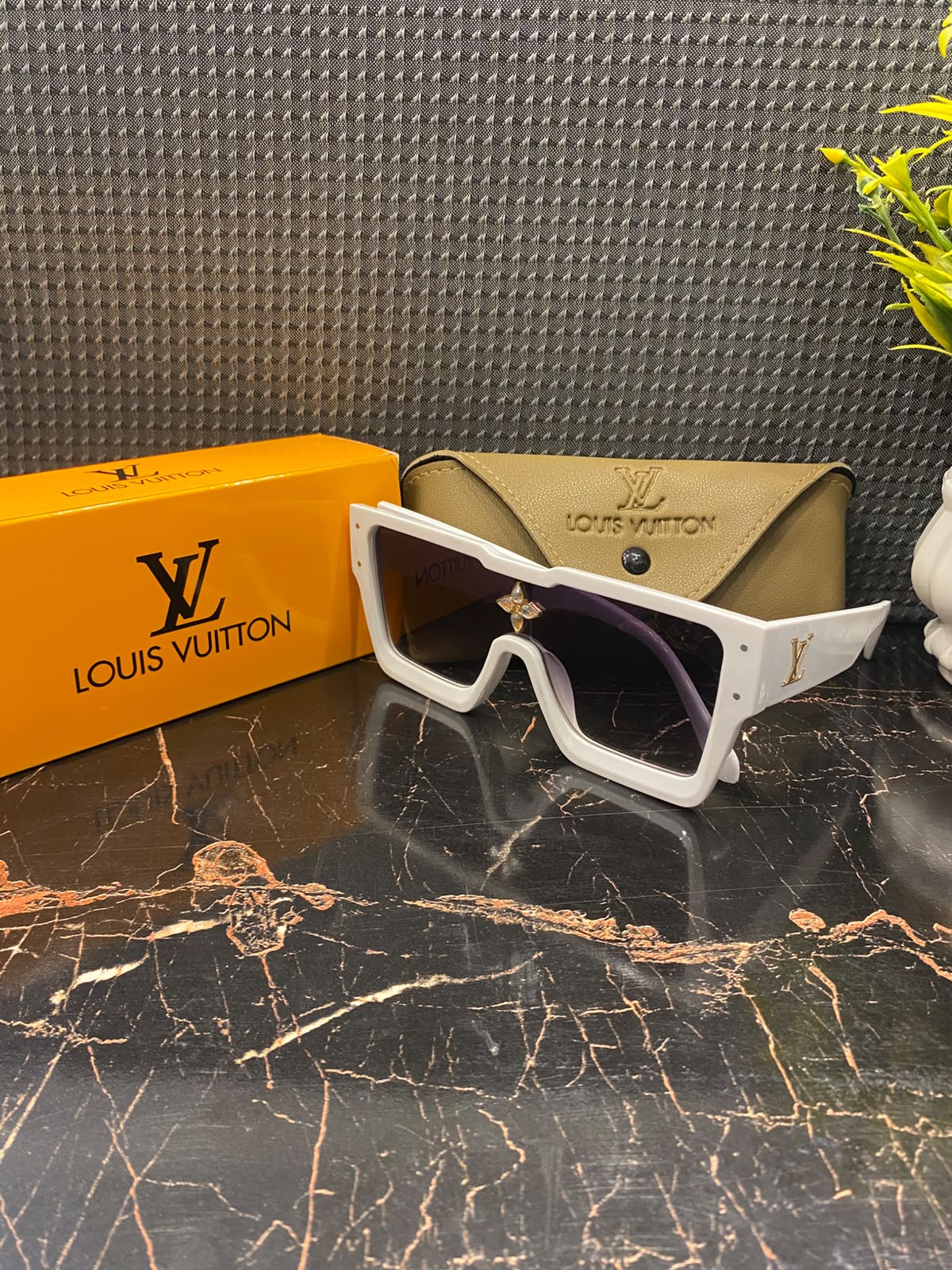 LV 1021