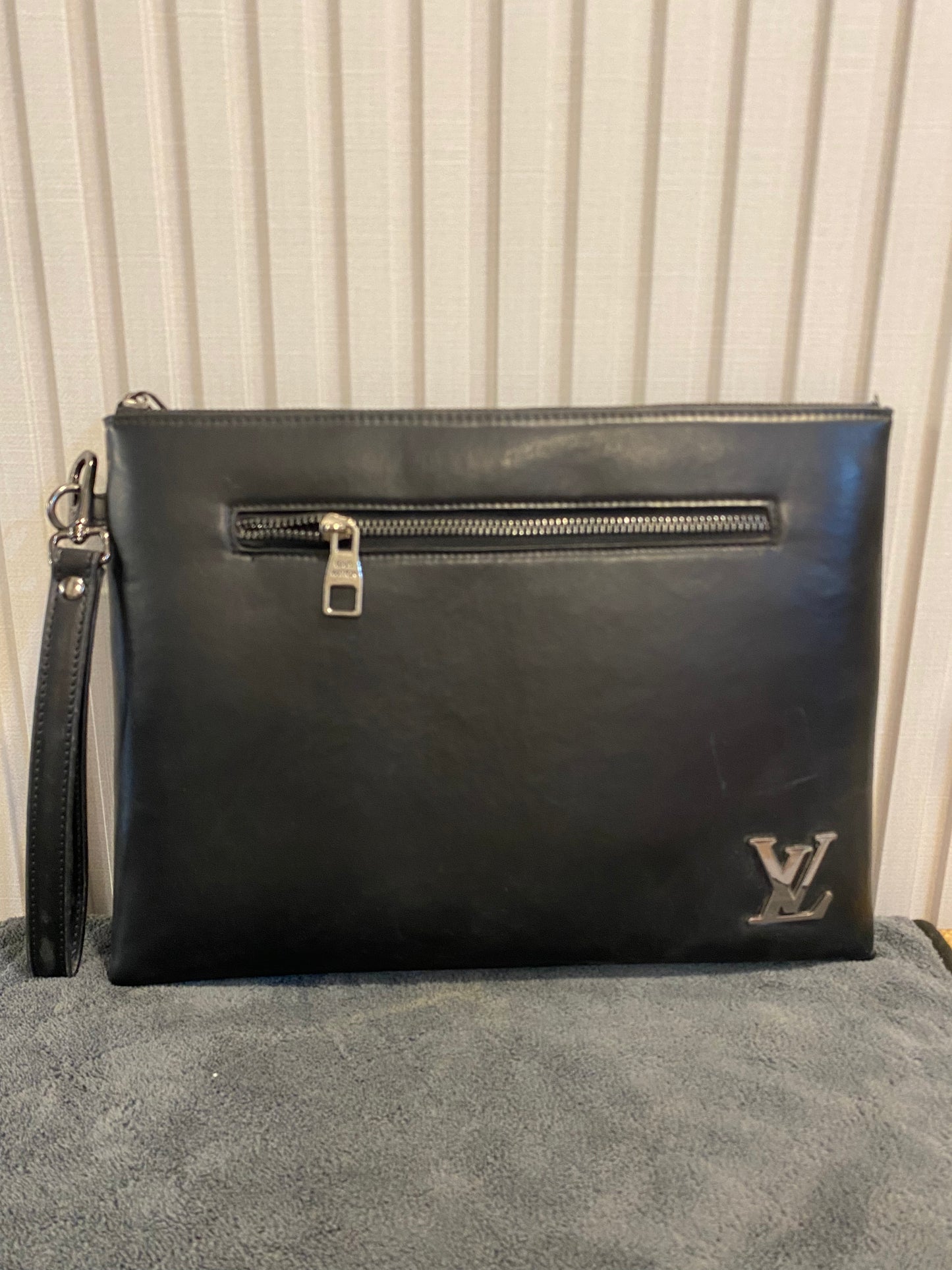 LV black 1