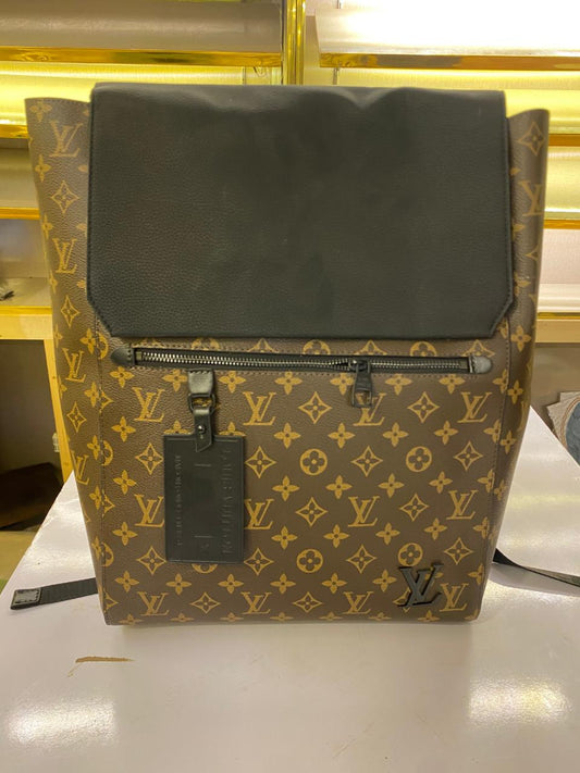 LV bagpack b9