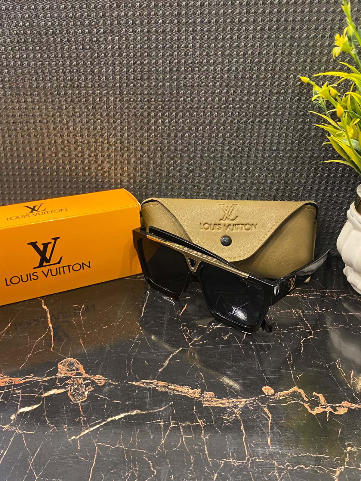 LV 1018