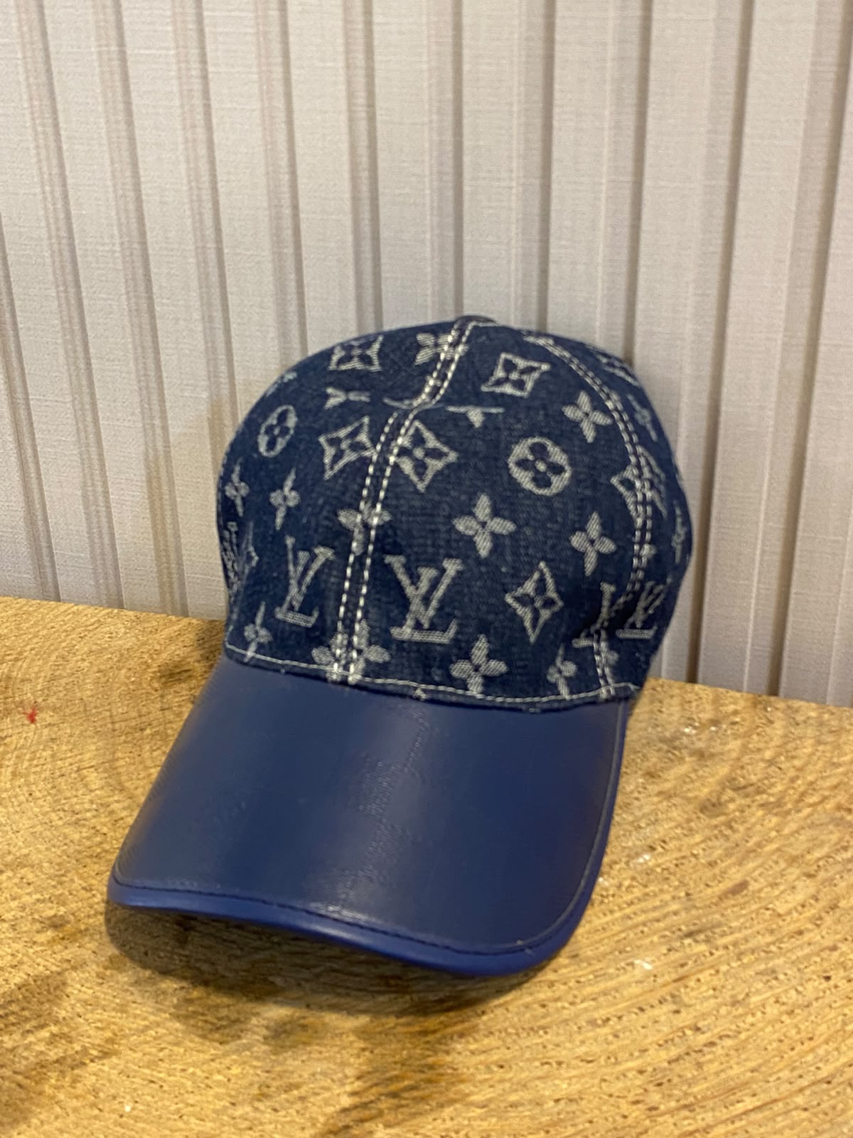 LV j10 cap