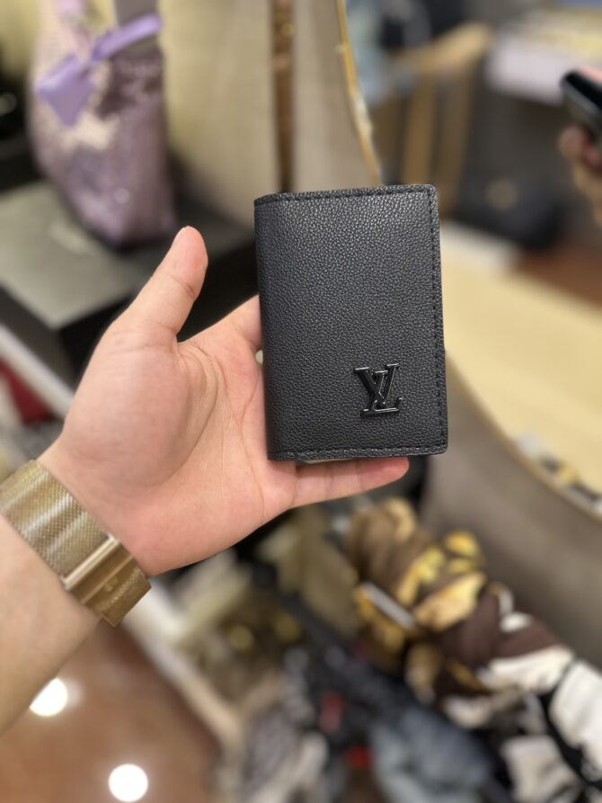 LV Logo smart wallet