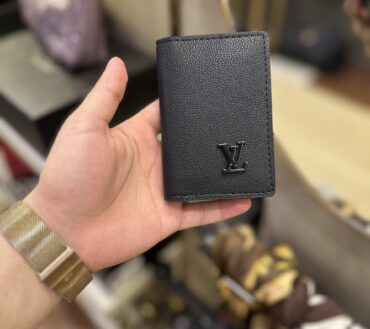 LV Logo smart wallet