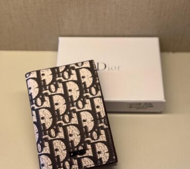 Dior D1 card smart wallet